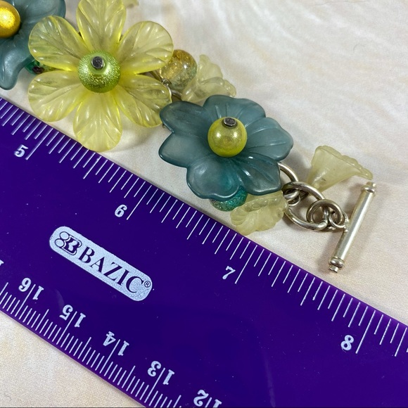Vintage lucite flower link charm bracelet of forest and celery flower drops - Picture 5 of 5